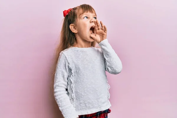 Klein Blank Meisje Kind Draagt Casual Kleding Schreeuwen Schreeuwen Luid — Stockfoto