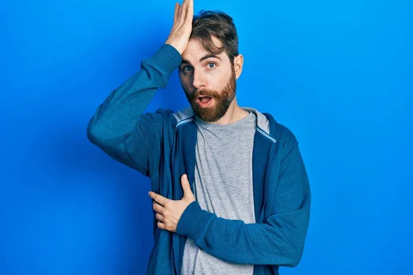 Uomo Caucasico Con Barba Che Indossa Felpa Casual Sorpreso Con — Foto Stock