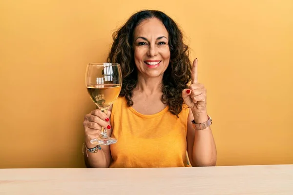 Güzel Orta Yaşlı Bir Kadın Bir Bardak Beyaz Şarap Içerken — Stok fotoğraf