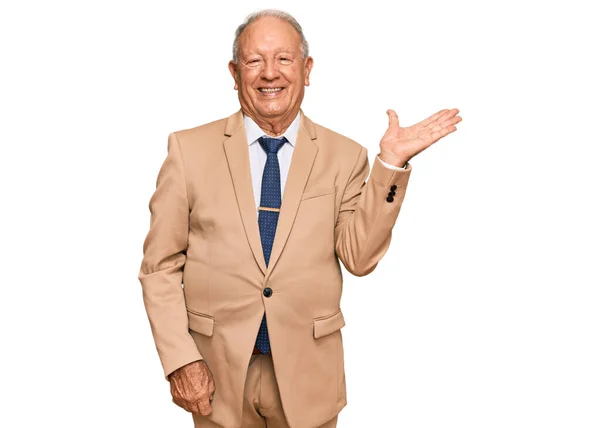 Senior Kaukasischen Mann Business Anzug Und Krawatte Lächelnd Fröhlich Präsentiert — Stockfoto