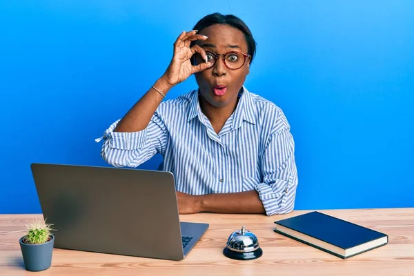 Jovem Mulher Africana Trabalhando Recepção Hotel Usando Laptop Fazendo Gesto — Fotografia de Stock