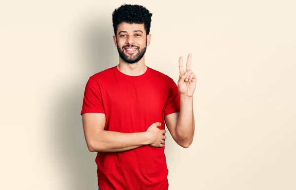 Jonge Arabier Man Met Baard Draagt Casual Rood Shirt Glimlachend — Stockfoto