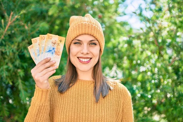 Joven Mujer Rubia Sonriendo Feliz Sosteniendo Billetes Franco Suizos Parque — Foto de Stock