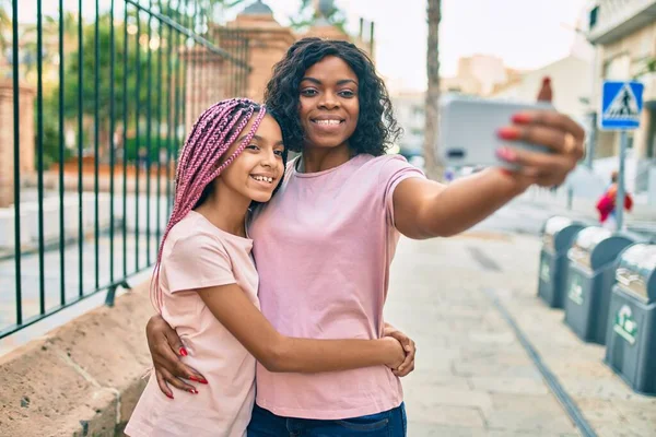 Afrika Kökenli Amerikalı Anne Kızı Şehirdeki Akıllı Telefonların Yanında Birbirlerine — Stok fotoğraf