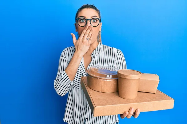 Mujer Joven Caucásica Con Estilo Negocio Sosteniendo Comida Domicilio Cubriendo — Foto de Stock