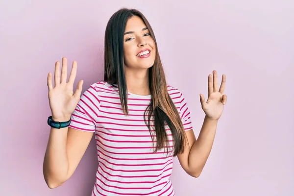 Mujer Morena Joven Con Ropa Casual Sobre Fondo Rosa Mostrando — Foto de Stock