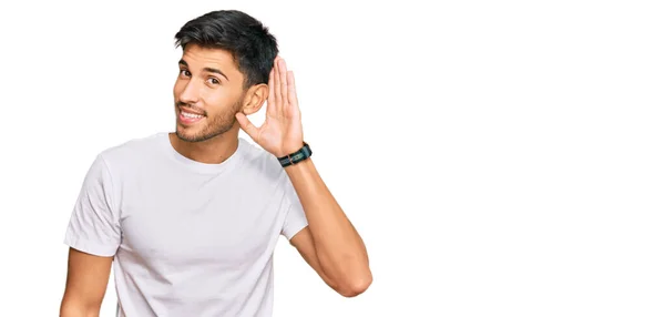 Mladý Pohledný Muž Nenucené Bílé Košili Usmívající Rukou Uchem Naslouchající — Stock fotografie