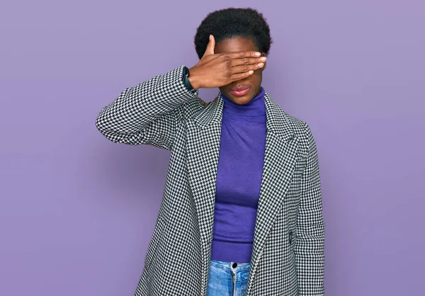 Jovem Afro Americana Vestindo Roupas Casuais Cobrindo Olhos Com Mão — Fotografia de Stock