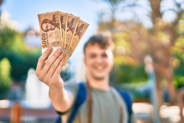 Jonge Kaukasische Toerist Glimlachend Gelukkig Met Hongerige Forint Bankbiljetten Stad — Stockfoto