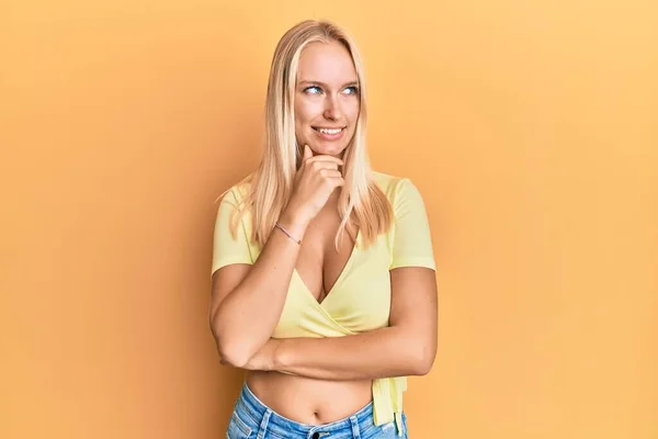 Ung Blond Flicka Bär Casual Kläder Med Hand Hakan Tänker — Stockfoto