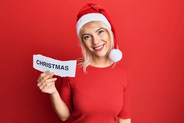 Jong Blond Meisje Dragen Xmas Hoed Houden Papier Met Kerst — Stockfoto