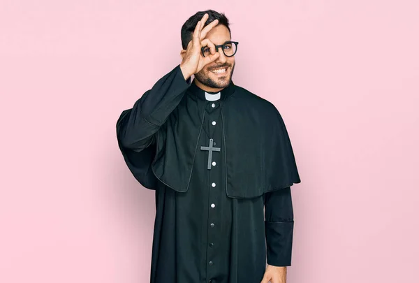 Papaz Üniforması Giyen Genç Spanyol Adam Gülümsüyor Mutluluktan Gülümsüyor — Stok fotoğraf