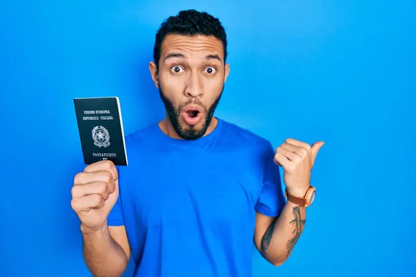 Homem Hispânico Com Barba Segurando Passaporte Itália Surpreso Apontando Com — Fotografia de Stock