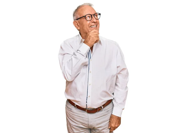 Starší Běloch Pracovní Košili Brýlích Rukou Bradě Přemýšlející Otázce Zamyšleném — Stock fotografie