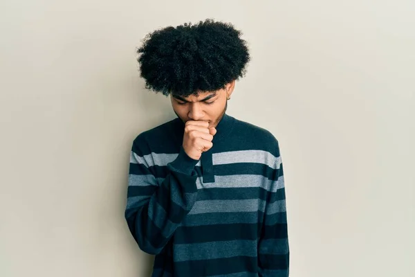 Junger Afrikanisch Amerikanischer Mann Mit Afro Haaren Lässiger Kleidung Fühlt — Stockfoto