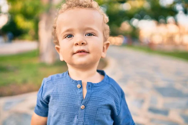 Söt Och Glad Liten Pojke Som Har Roligt Parken Solig — Stockfoto