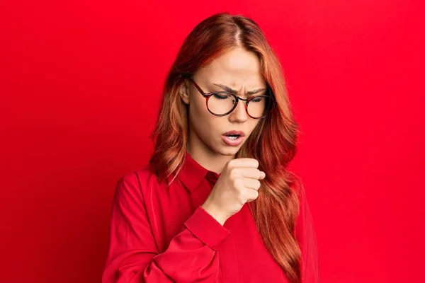 Young Beautiful Redhead Woman Wearing Casual Clothes Glasses Red Background — Stock Photo, Image