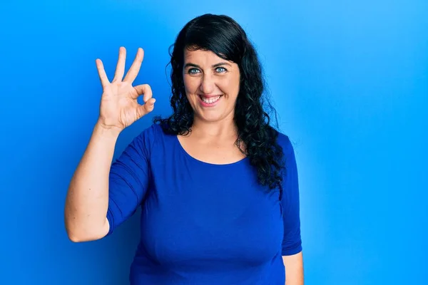 Más Tamaño Morena Mujer Con Camisa Azul Casual Sonriendo Positiva —  Fotos de Stock