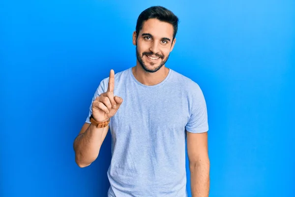 Mladý Hispánec Neformálním Oblečení Usmívající Nápadem Nebo Otázkou Ukazující Prstem — Stock fotografie