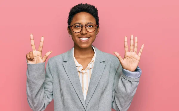Genç Afro Amerikan Kadın Kıyafetleri Giyer Numaralı Parmaklarıyla Işaret Ederken — Stok fotoğraf
