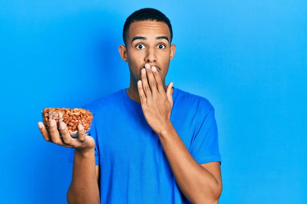 Ung Afrikansk Amerikan Som Håller Skålen Med Jordnötter Som Täcker — Stockfoto