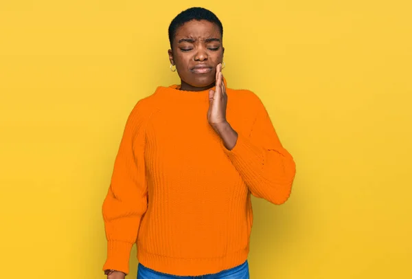 Młoda Afroamerykanka Luźnych Ubraniach Dotykająca Ust Bolesnym Wyrazem Twarzy Powodu — Zdjęcie stockowe