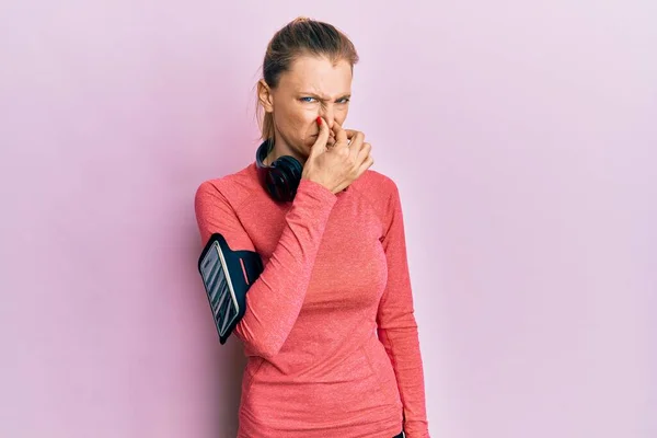 Mooie Blanke Vrouw Draagt Sportkleding Armband Ruikt Iets Stinkends Walgelijks — Stockfoto