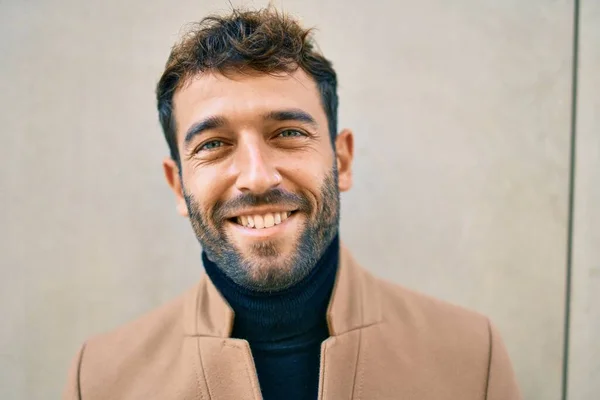 Zarif Ceket Giyen Yakışıklı Adamı Dışarıda Mutlu Bir Şekilde Gülümsüyor — Stok fotoğraf