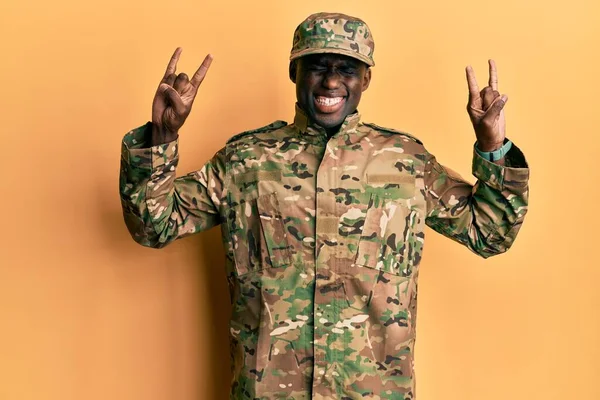 Fiatal Afro Amerikai Férfi Katonai Egyenruhát Visel Őrült Arckifejezéssel Rock — Stock Fotó