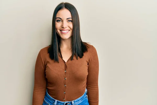 Jonge Brunette Vrouw Draagt Casual Kleding Met Een Vrolijke Koele — Stockfoto