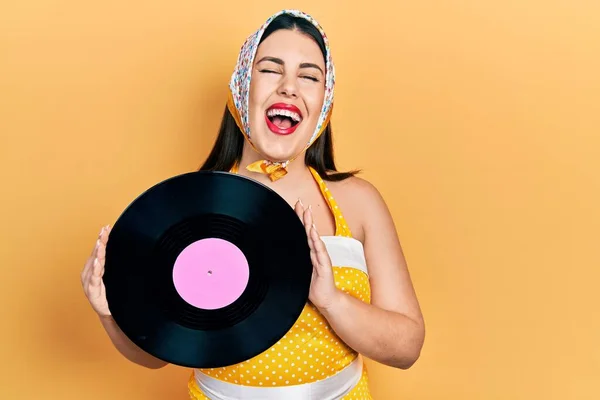 Jonge Spaanse Vrouw Draagt Pin Stijl Houden Vinyl Schijf Lachen — Stockfoto