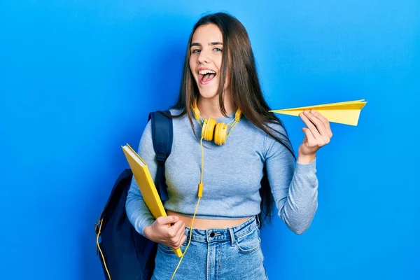 Junge Brünette Teenager Studentin Mit Büchern Und Papierflieger Lächelt Und — Stockfoto