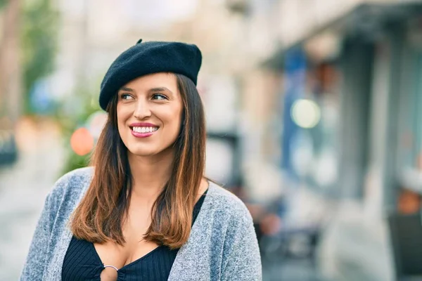 街に立つフランス風の若いラテン語の女性 — ストック写真