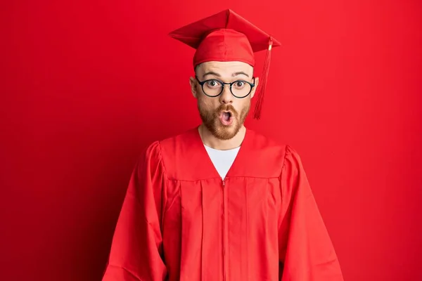 Νεαρός Κοκκινομάλλης Κόκκινο Καπέλο Αποφοίτησης Και Επίσημη Ρόμπα Φοβισμένος Και — Φωτογραφία Αρχείου
