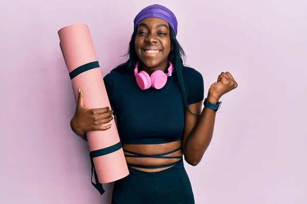 Joven Mujer Afroamericana Vestida Con Ropa Gimnasio Sosteniendo Esterilla Yoga —  Fotos de Stock