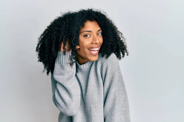 Afroamerikanerin Mit Afro Haaren Lässigem Winterpullover Lächelnd Mit Der Hand — Stockfoto