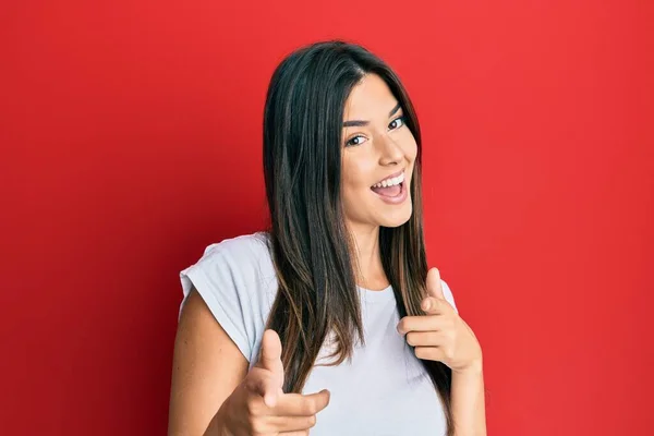 Jeune Femme Brune Portant Shirt Blanc Décontracté Sur Fond Rouge — Photo