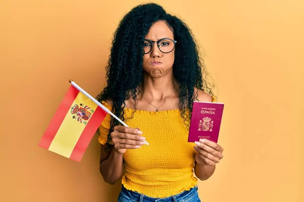 Mujer Afroamericana Mediana Edad Con Bandera España Pasaporte Hinchando Mejillas —  Fotos de Stock