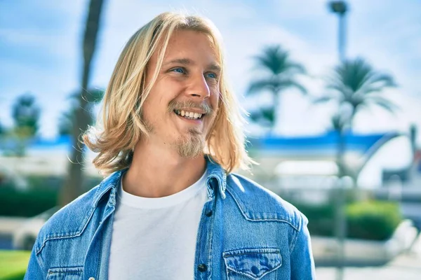 Joven Hombre Rubio Escandinavo Sonriendo Feliz Pie Ciudad — Foto de Stock