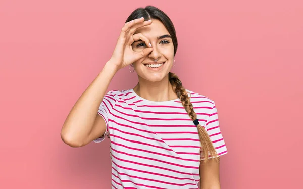 Mujer Hispana Joven Vestida Con Ropa Casual Haciendo Buen Gesto — Foto de Stock