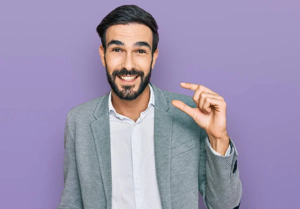 Joven Hombre Hispano Vestido Con Ropa Negocios Sonriente Seguro Gesto — Foto de Stock