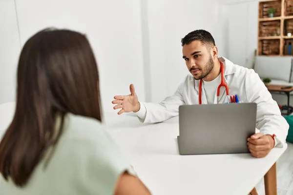 Médico Explicar Tratamento Para Mulher Latina Usando Laptop Clínica — Fotografia de Stock