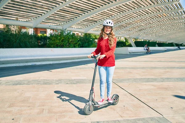 Chica Rubia Joven Sonriendo Feliz Usando Scooter Eléctrico Parque —  Fotos de Stock