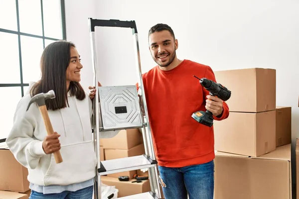 Junges Hispanisches Paar Lächelt Glücklich Und Repariert Sein Neues Zuhause — Stockfoto