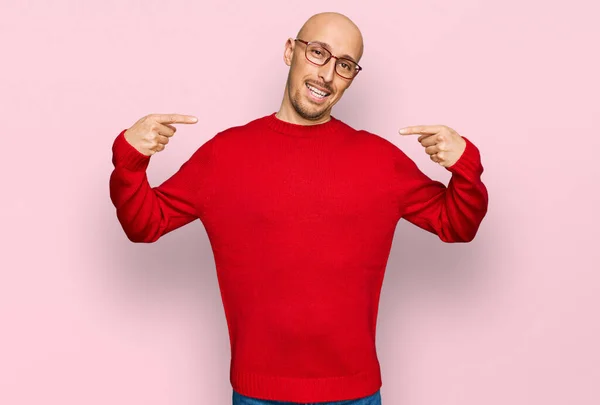 Homem Careca Com Barba Vestindo Roupas Casuais Óculos Olhando Confiante — Fotografia de Stock