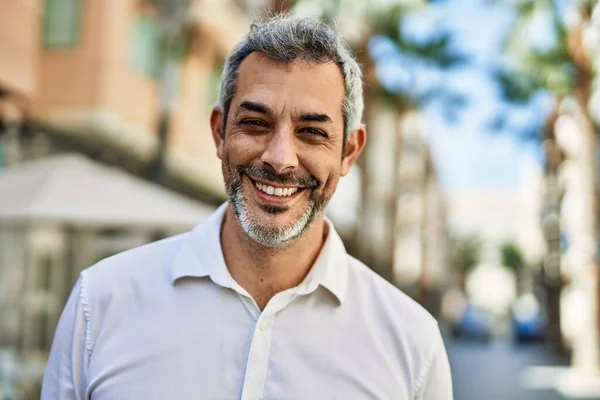 Homem Cabelos Grisalhos Meia Idade Sorrindo Feliz Cidade — Fotografia de Stock