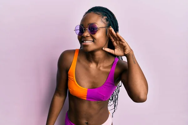 Bikini Güneş Gözlüğü Takan Genç Afro Amerikalı Bir Kadın Kulağından — Stok fotoğraf