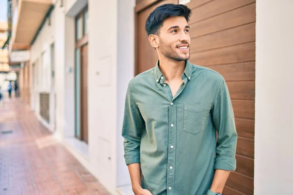 Ung Latin Man Ler Glad Promenader Stan — Stockfoto