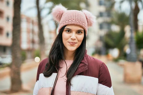 Jong Hispanic Meisje Glimlachen Gelukkig Staan Stad — Stockfoto