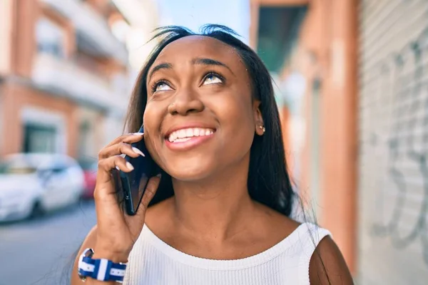 Joven Mujer Afroamericana Sonriendo Feliz Hablando Teléfono Inteligente Ciudad —  Fotos de Stock